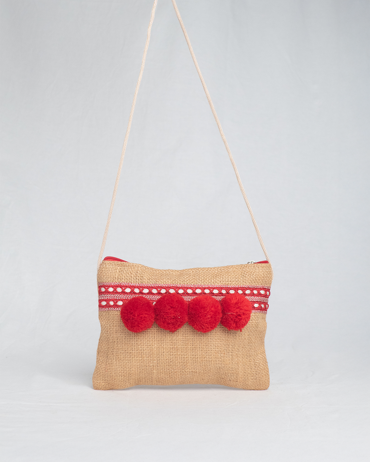 Bolso artesanal con pompones Rojos y cinta de seda.