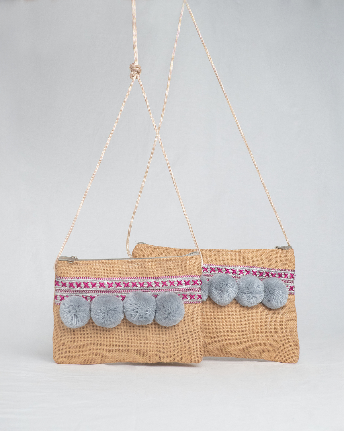 Bolso artesanal con pompones gris y cinta de seda