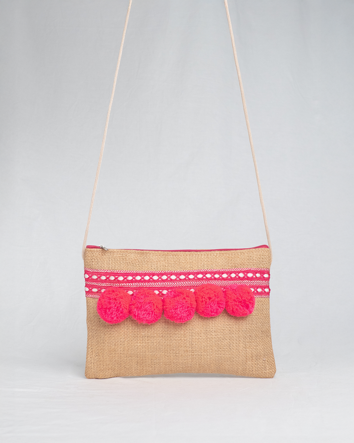 Bolso artesanal con pompones Rosa y cinta de seda.