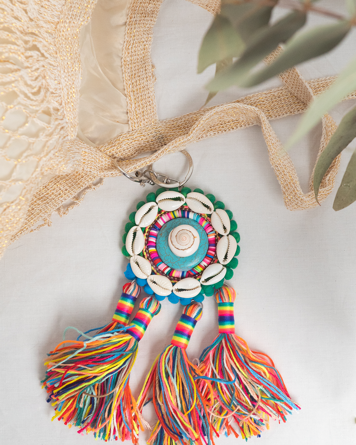 Llavero con conchas y borlas multicolor