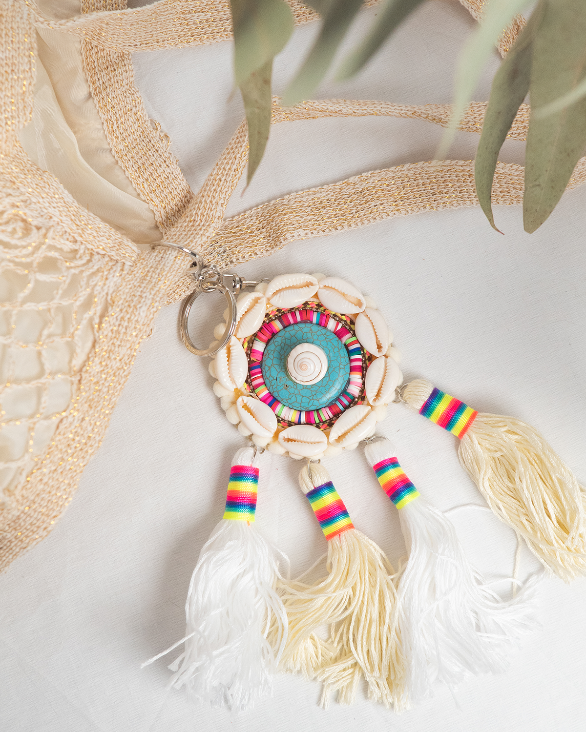 Llavero con conchas y borlas multicolor