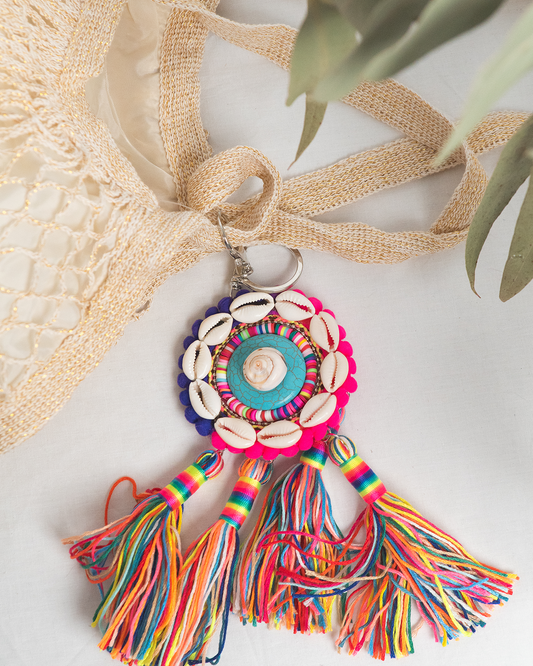 Llavero con conchas y borlas multicolor